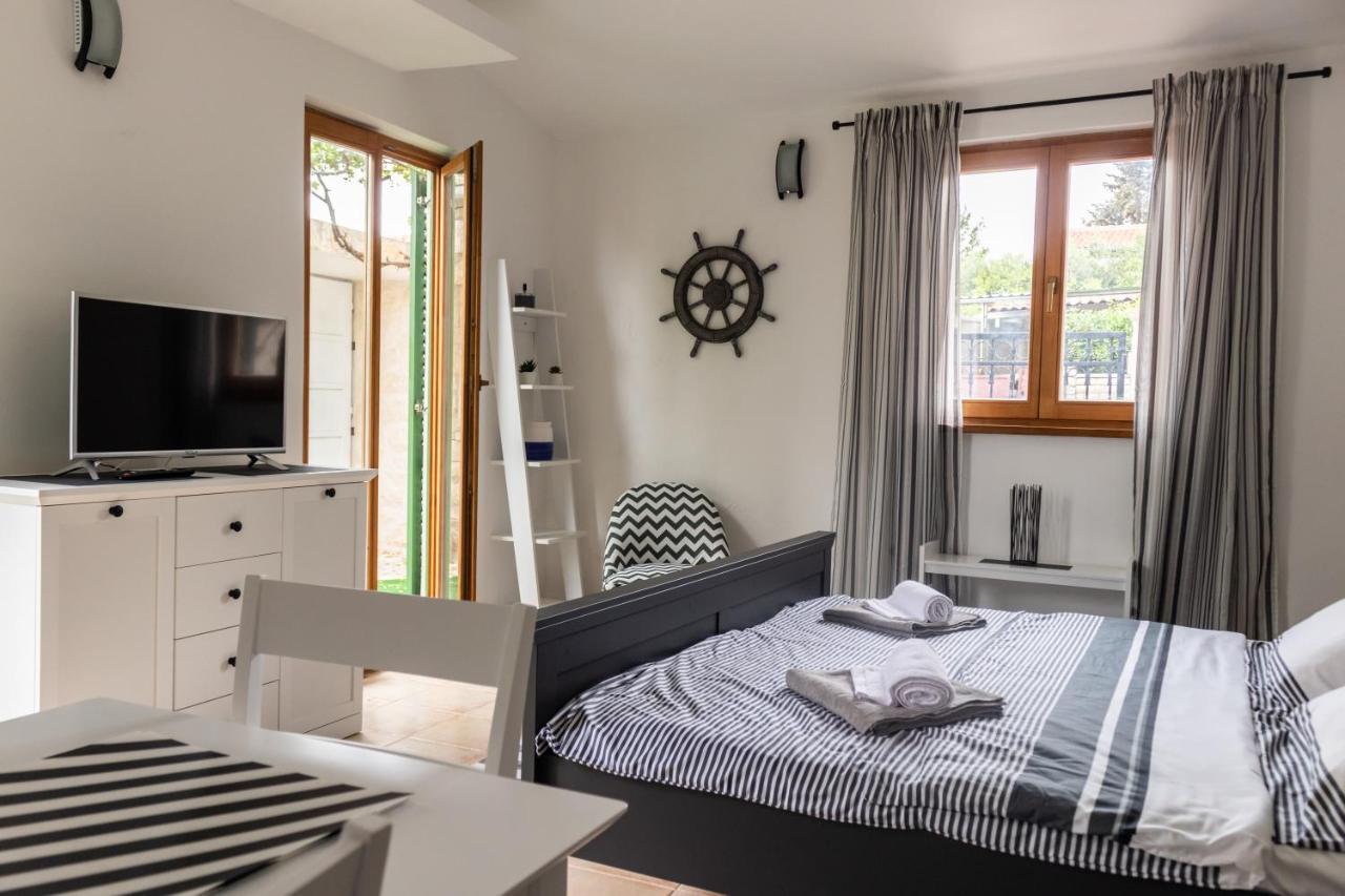 Apartments Summer Touch Petrcane Bagian luar foto